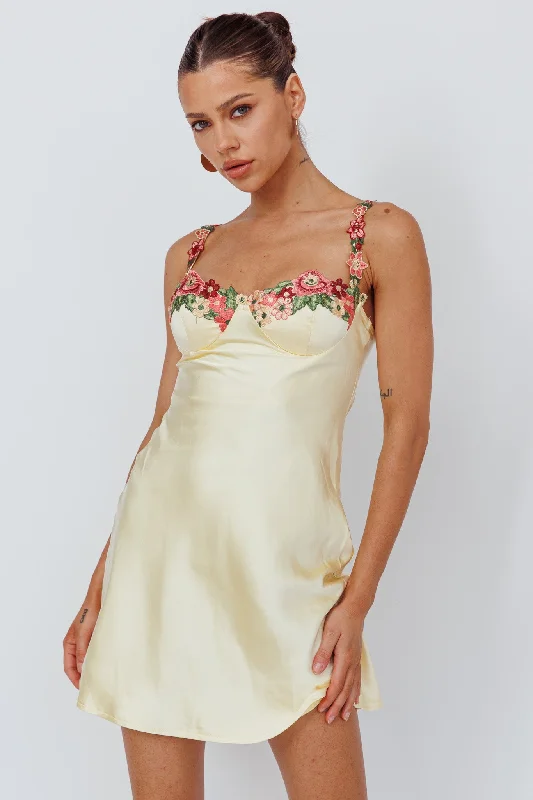 Hat - Friendly Casual Dresses for Outdoor Outfits Rose Garden Floral Applique Mini Dress Yellow Hat - Friendly Casual Dresses for Outdoor Outfits Rose Garden Floral Applique Mini Dress Yellow