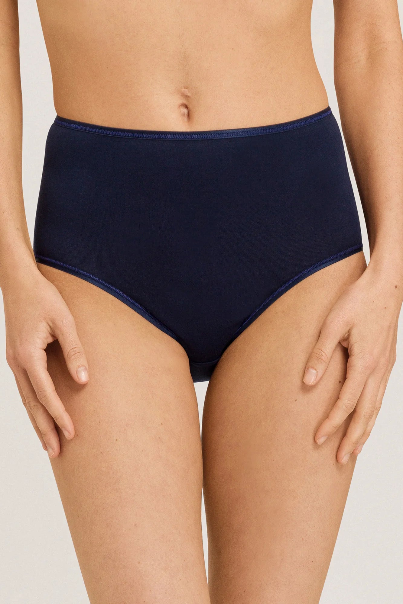 Women's anti - odor briefs for long - day freshness Hanro - Cotton Seamless Maxi Brief | Deep Navy Women's anti - odor briefs for long - day freshness Hanro - Cotton Seamless Maxi Brief | Deep Navy