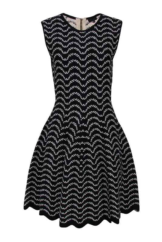 Empire Waist Women Dress to Accentuate the Bust and Conceal the Waist Empire Waist Women Dress to Accentuate the Bust and Conceal the Waist Ted Baker - Black & White Patterned Knit Bodycon Dress Sz 10 Empire Waist Women Dress to Accentuate the Bust and Conceal the Waist Empire Waist Women Dress to Accentuate the Bust and Conceal the Waist Ted Baker - Black & White Patterned Knit Bodycon Dress Sz 10