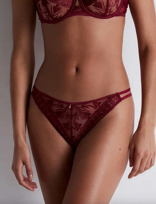 Shaper with a lace - trim for a feminine touch​ Aubade Magnetic Spell Tanga