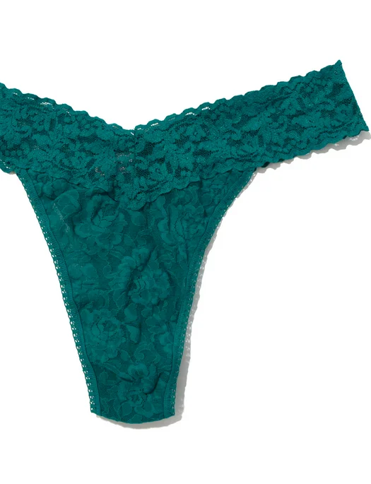 Shaper made of breathable fabric for all - day comfort Hanky Panky Signature Lace Low Rise Thong Shaper made of breathable fabric for all - day comfort Hanky Panky Signature Lace Low Rise Thong