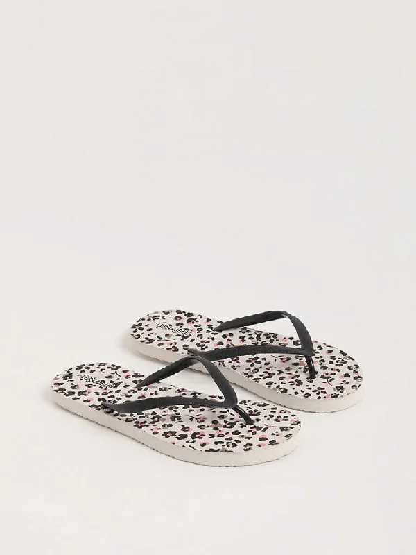 Women's two - piece pant set Ripped women jeans for a rebellious and fashion - forward style LUNA BLU Pink Floral Flip-Flop Women's two - piece pant set Ripped women jeans for a rebellious and fashion - forward style LUNA BLU Pink Floral Flip-Flop