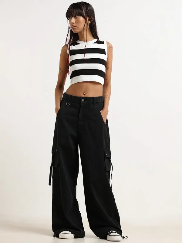 Women's two - piece pant set Ripped women jeans for a rebellious and fashion - forward style Nuon Black Straight - Fit Mid Rise Jeans Women's two - piece pant set Ripped women jeans for a rebellious and fashion - forward style Nuon Black Straight - Fit Mid Rise Jeans