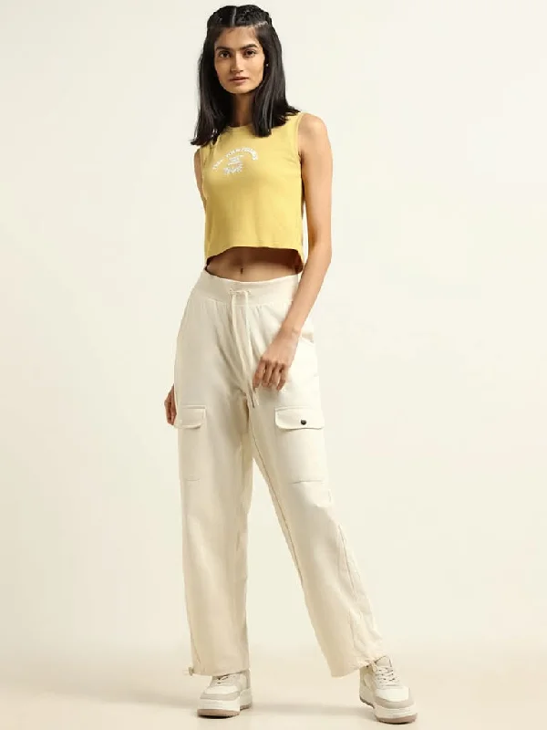 Women's pants with stretch panels Light - wash women jeans for a fresh and summery appearance Studiofit Cream Cargo Track Pants Women's pants with stretch panels Light - wash women jeans for a fresh and summery appearance Studiofit Cream Cargo Track Pants