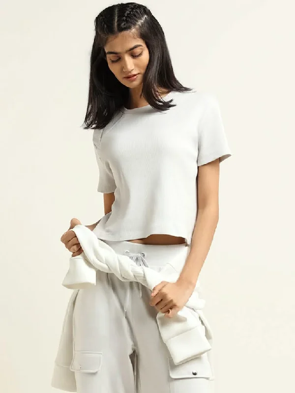 Women's on - sale casual pants Light - wash women jeans for a fresh and summery appearance Studiofit White Self-Striped Cotton T-Shirt